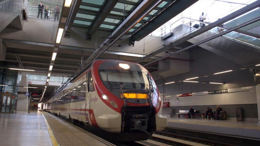 Untren de Cercanías de Renfe, a su salida de Málaga.