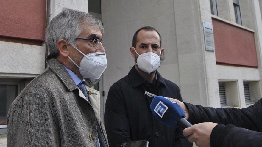 Ángel García, a la derecha, con su abogado Luis Tuero, el pasado 19 de febrero, a las puertas del Juzgado de Siero