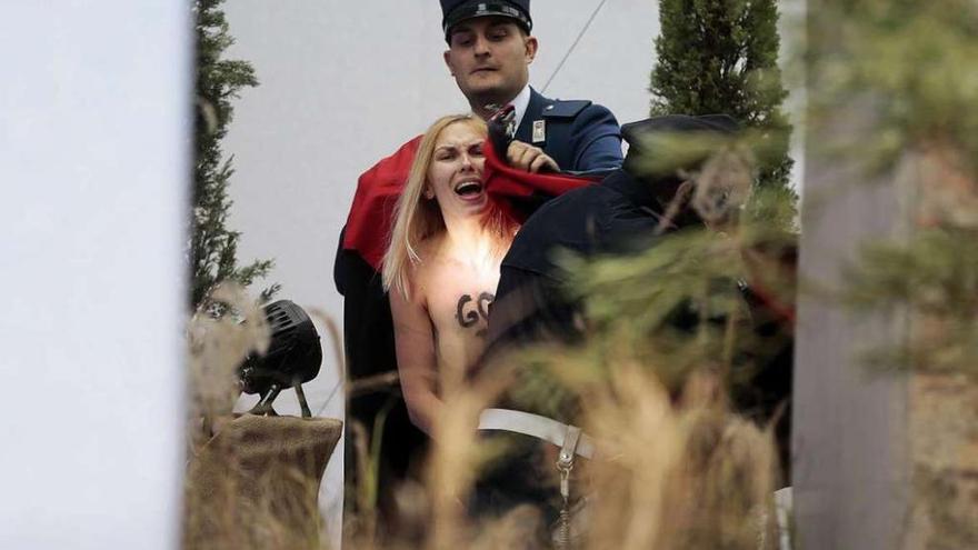 Femen intenta llevarse al Niño Jesús del Vaticano