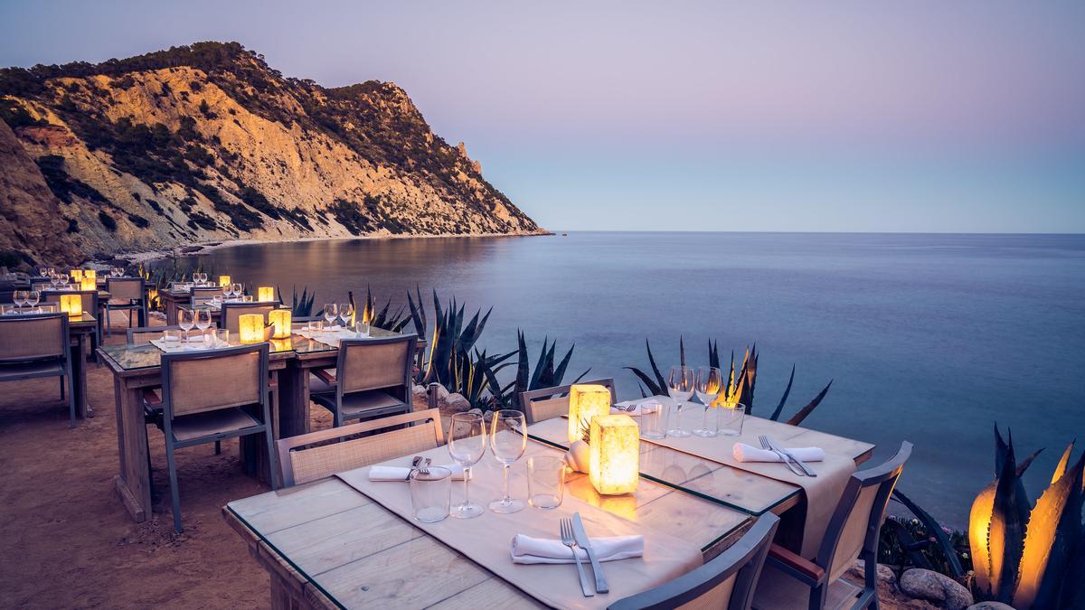 AMANTE Ibiza es el lugar perfecto para disfrutar de un espectacular almuerzo, una cena romántica o un cóctel al atardecer