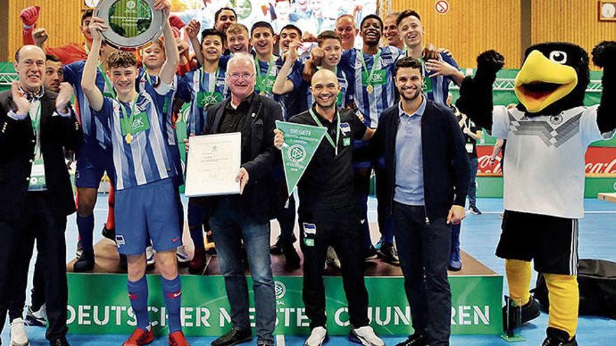 Die von Sofian Chahed (mit Wimpel) trainierte U15-Auswahl von Hertha BSC Berlin gewann vor einigen Wochen die deutsche Futsal-Meisterschaft.