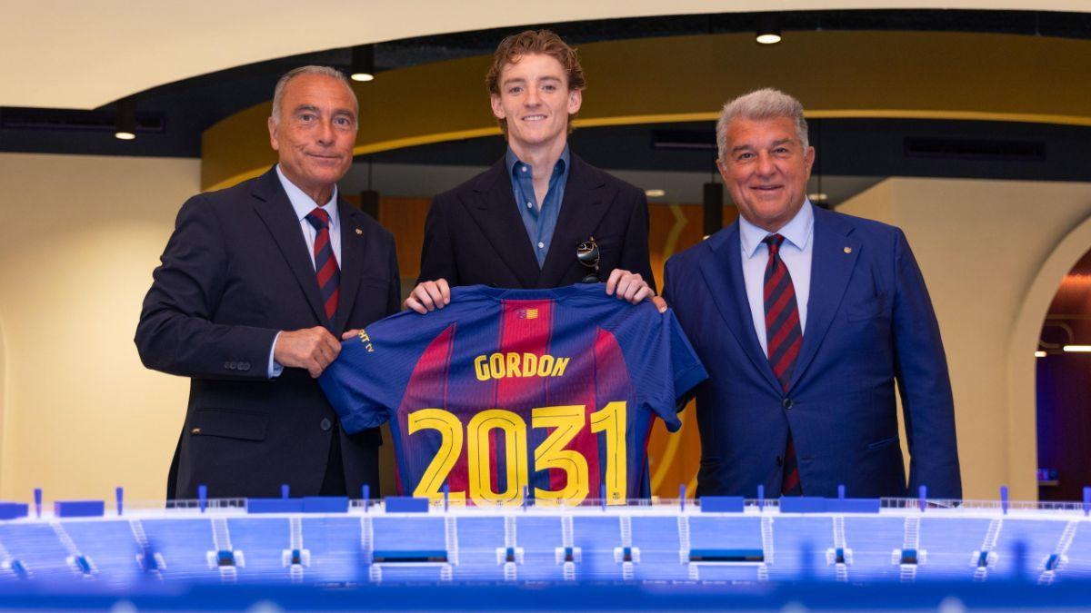 Rafa Yuste, Anthony Gordon y Joan Laporta