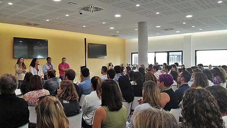 El titular de Economía, Turismo y Trabajo, Iago Negueruela, reunido con los empleados del turoperador.