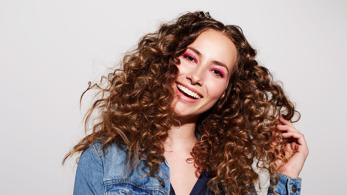 Chica con pelo rizado