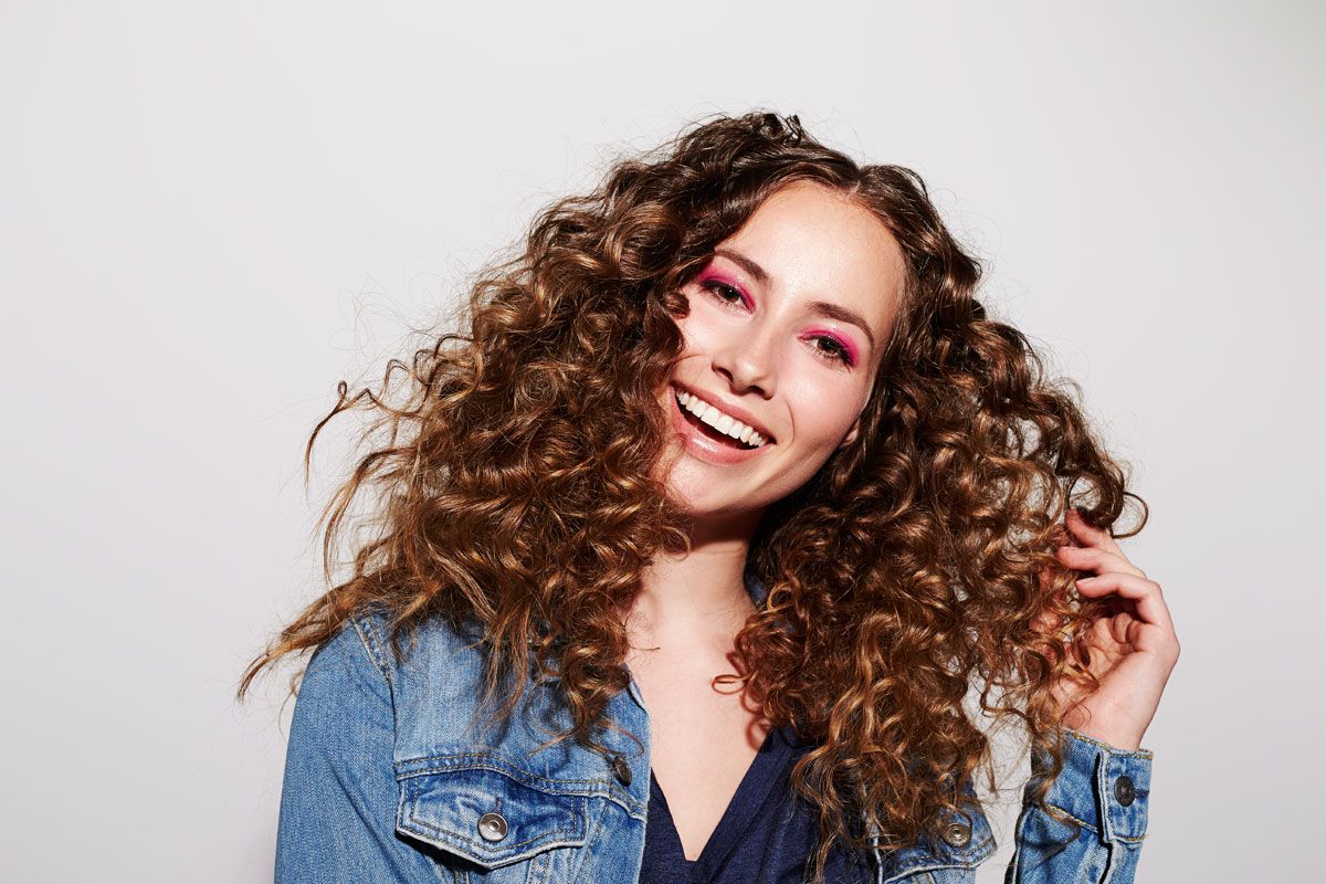 Chica con pelo rizado