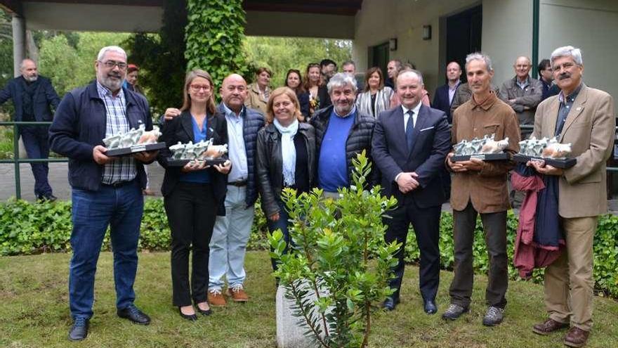 Representantes de la reserva coruñesa y otras españolas, ayer, ante el madroño o &#039;albedro&#039; plantado.