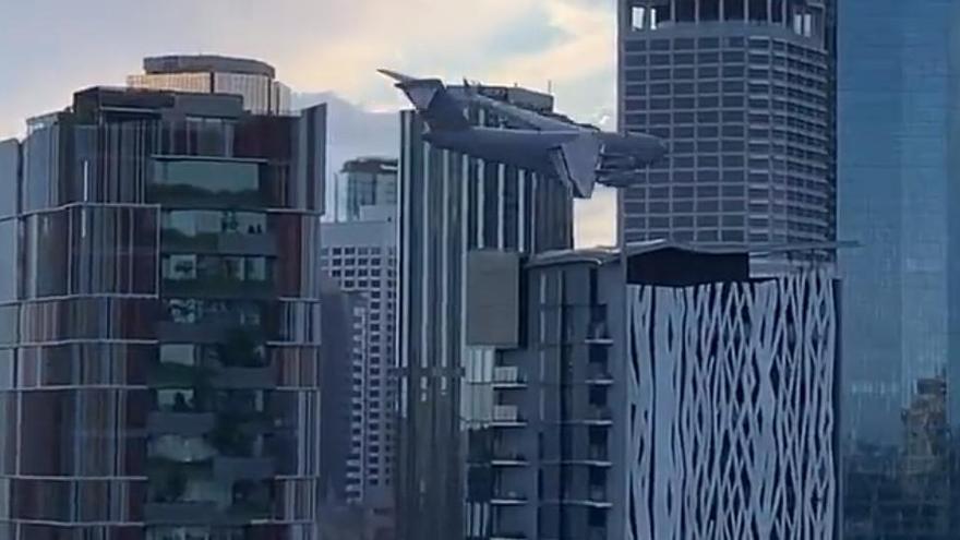 El impresionante vídeo de un avión volando a ras de suelo y atravesando edificios