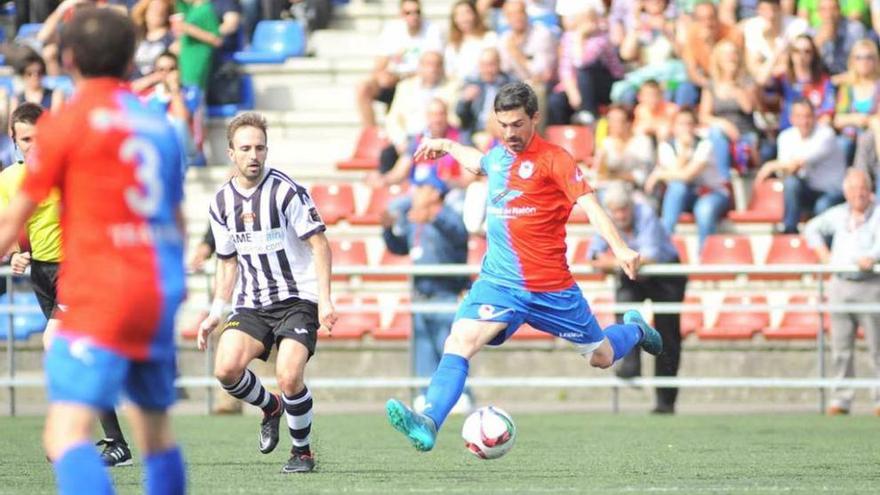 Nacho Calvillo dispara a portería en el duelo ante el Haro.