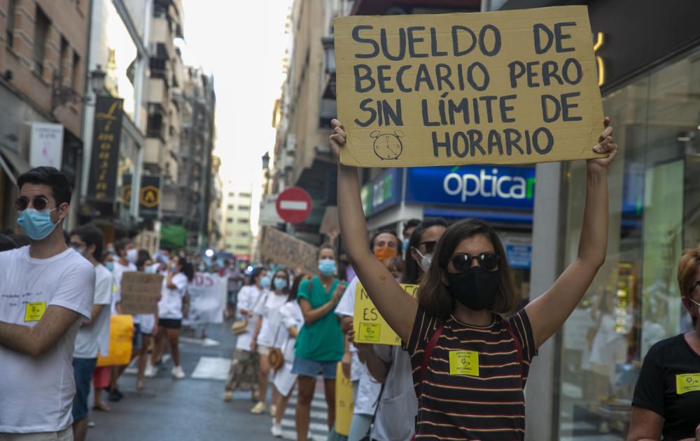 Los médicos residentes echan en cara a la consellera Barceló que Madrid ya ha llegado a un acuerdo y ha dado fin a la huelga.