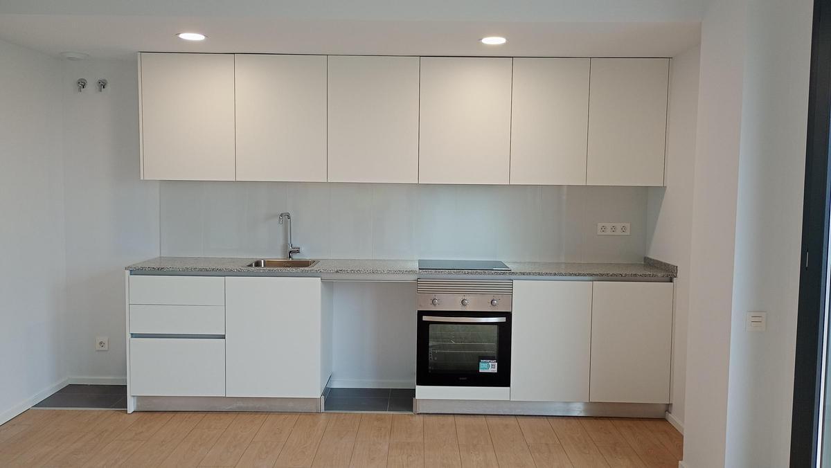 Detalle de una la cocinas de uno de los 101 pisos de los que este sábado se han repartido las llaves en El Prat de Llobregat