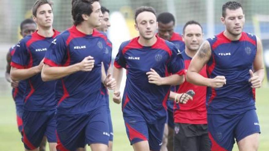 Héctor Rodas, Xumetra y David Navarro, en primer término, ayer en Buñol.