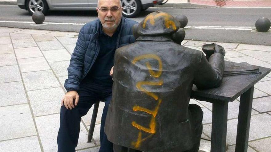 Gogue, sentado al lado de la figura de &quot;Floreano&quot; que fue saboteada. // Muñiz