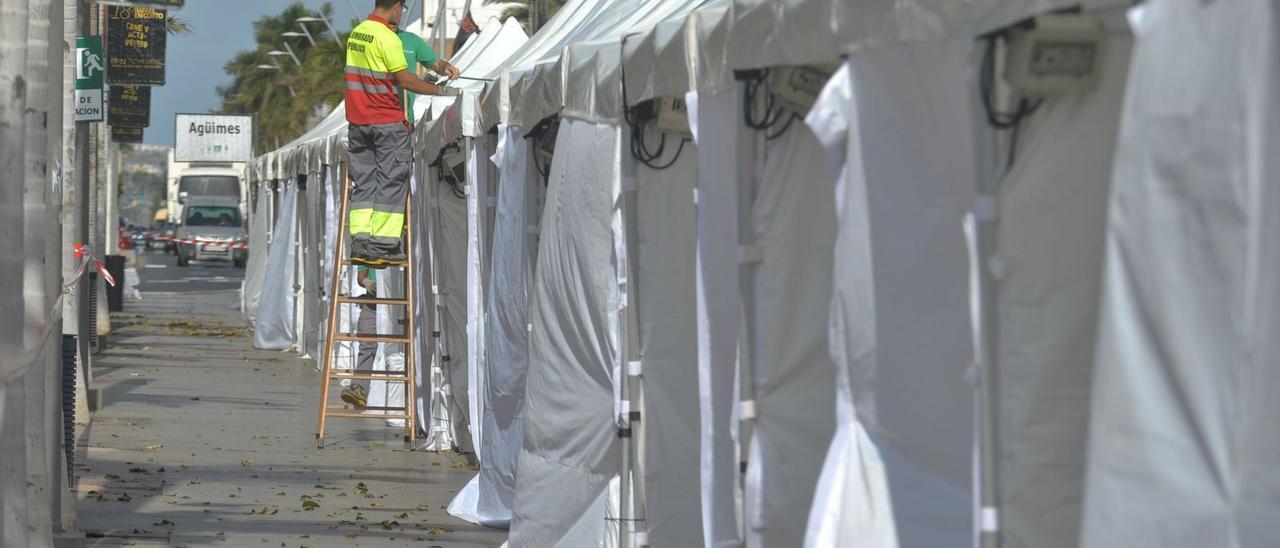 Dos trabajadores ultiman la colocación de las carpas en la avenida de Canarias de Vecindario, en el municipio de Santa Lucía, ayer. | | JUAN CASTRO