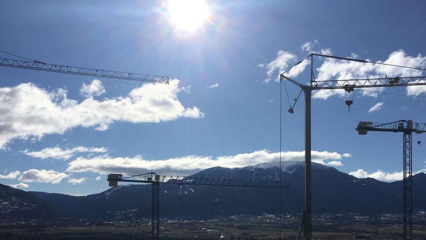 Grues de la construcció en una nova urbanització a Ger | ARXIU/MIQUEL SPA