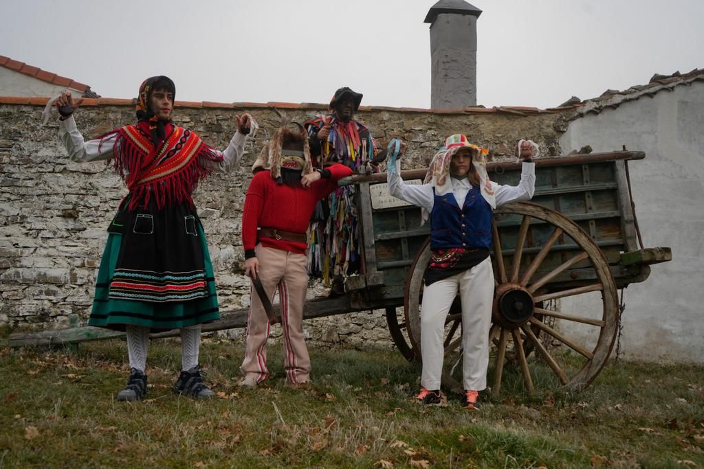 GALERÍA | La Filandorra de Ferreras: ni el tiempo ni la niebla detienen la mascarada