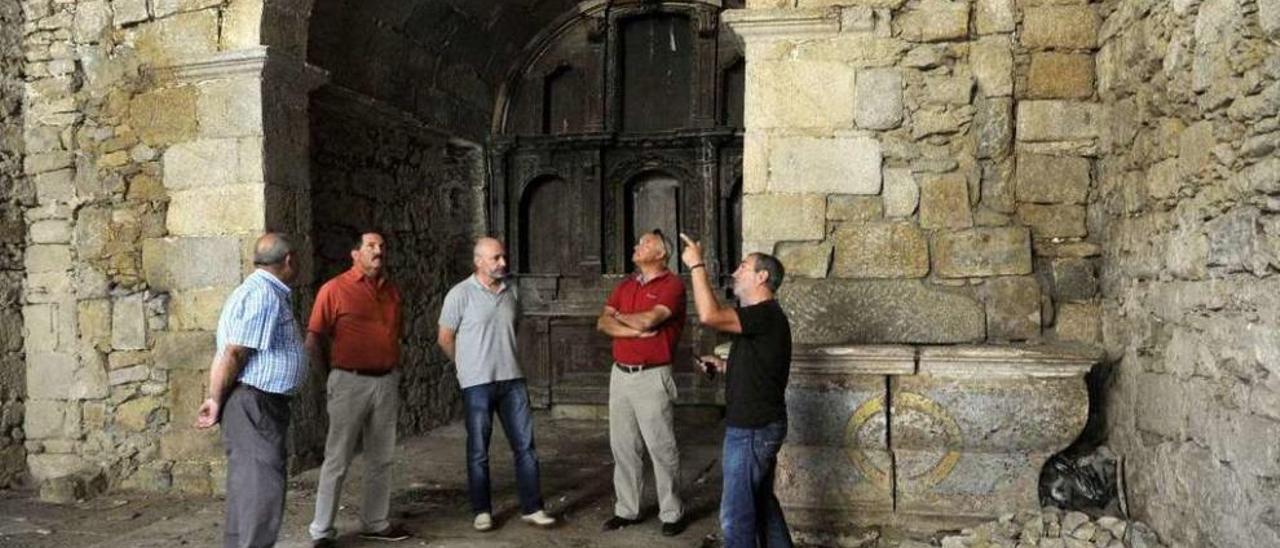 Integrantes de la comisión durante una visita al templo de A Pastoriza. // Noé Parga