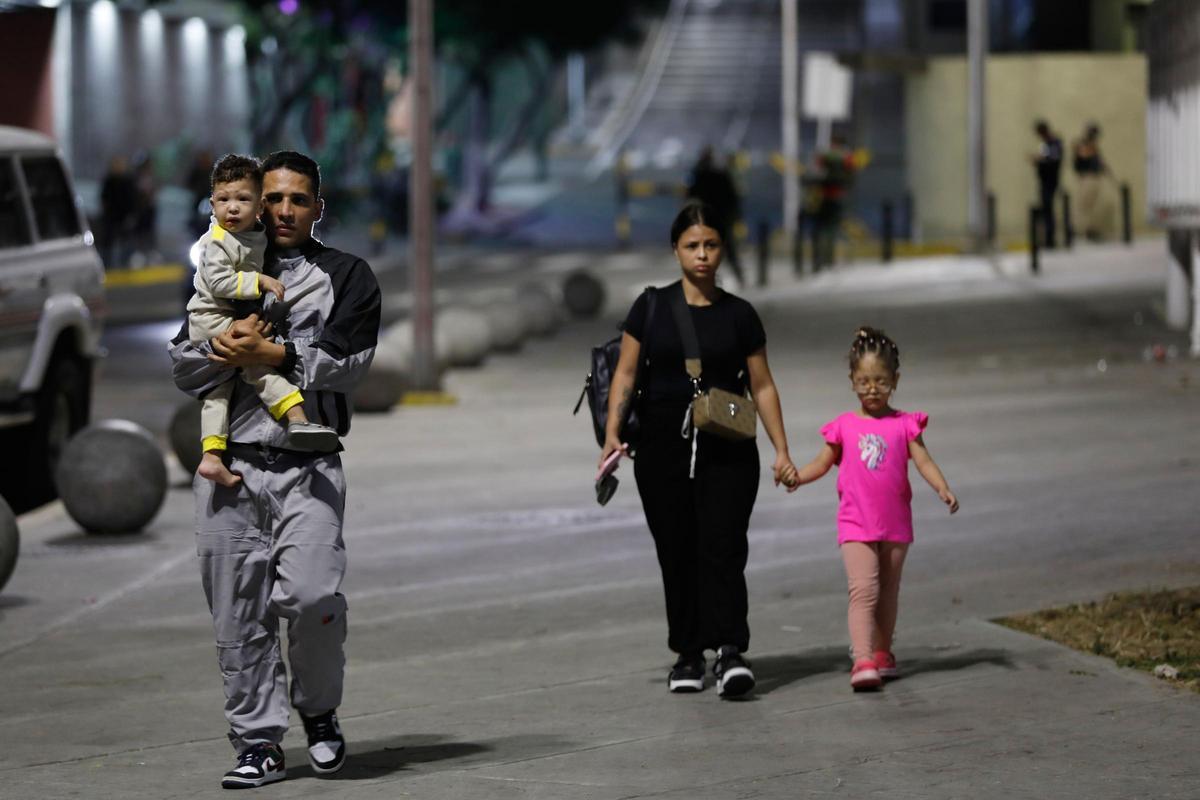 Vecinos del Palacio de Miraflores abandonan sus viviendas durante la madrugada.