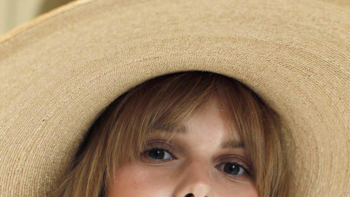 Modelo rubia con sombrero y piel de verano