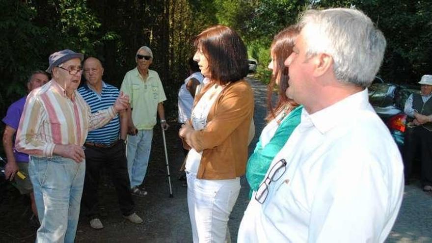 Vecinos hablan con la conselleira y el Gobierno local, ayer, en As Tablas.