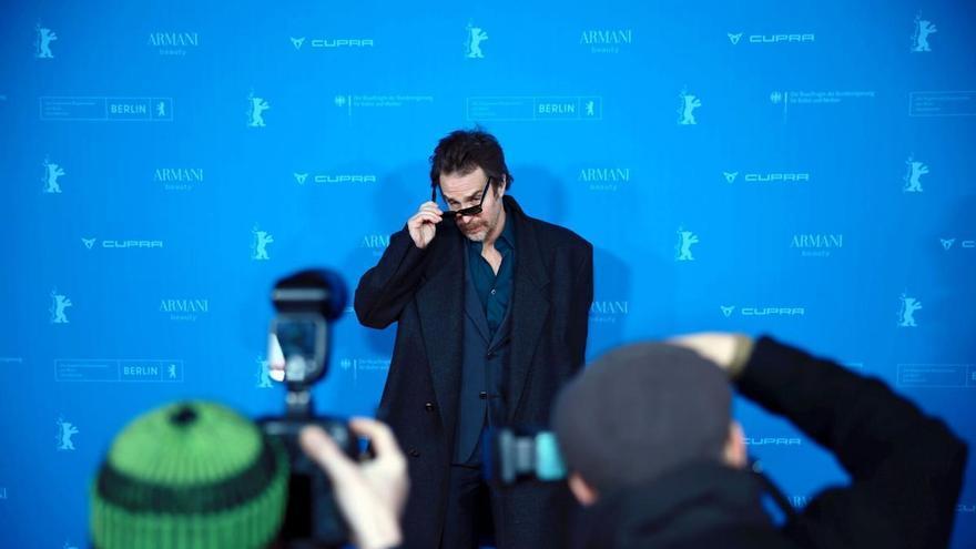 El director de 'Piratas del caribe' combate a la IA armado de hilaridad (y orina confeti) en la Berlinale