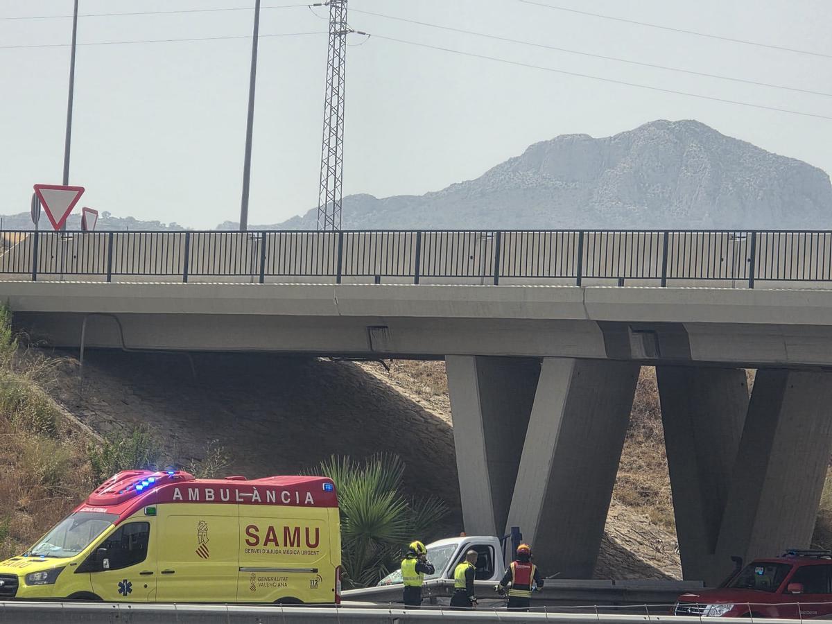 Los bomberos y el SAMU en el lugar del accidente.