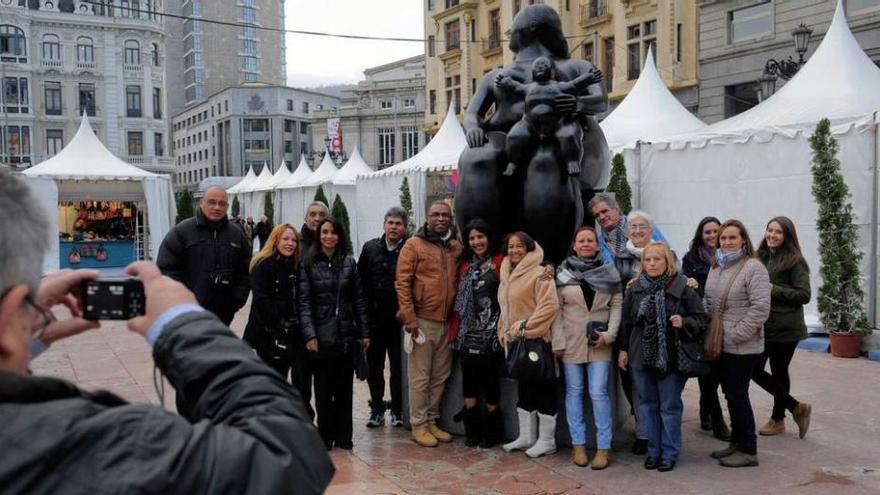 Participantes en el congreso, en la plaza de la Escandalera.