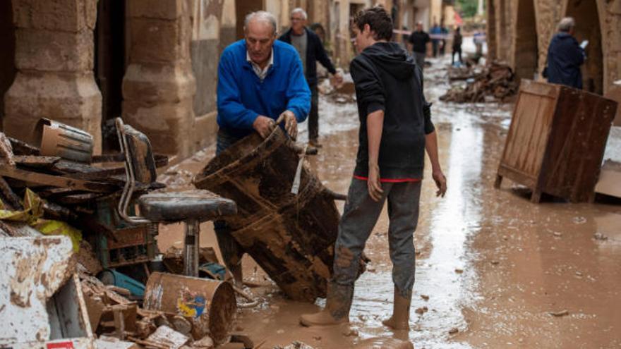 Vecinos limpian las calles de L&#039;Albi, un pueblo de Lleida afectado por el temporal.