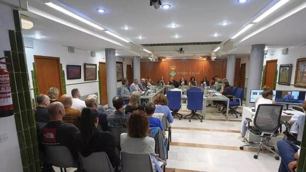 Agents de la Policia Local i representants sindicals assisteixen al ple de Palamós durant el debat sobre els complements retributius