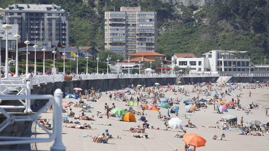 La playa de Salinas, que tuvo ayer el día de mayor afluencia de público de este verano.