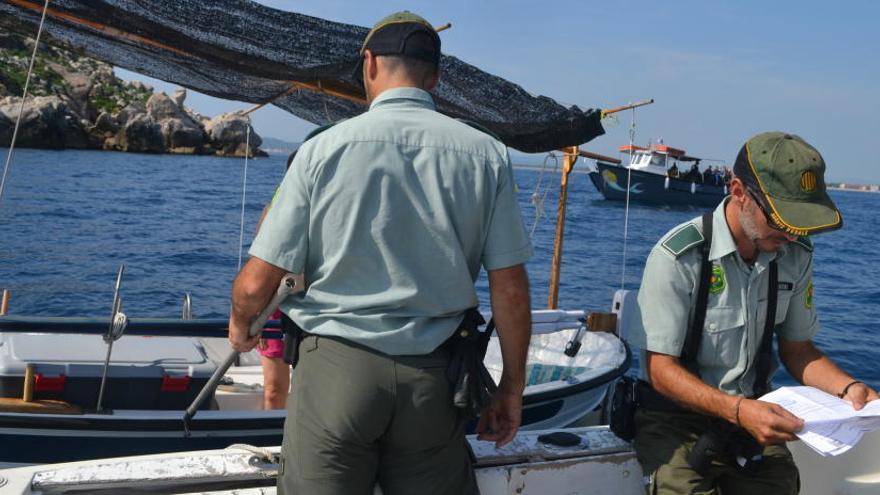 Membres del Grup de Suport Marí dels Agents Rurals fent una inspecció a les Illes Medes · Departament d&#039;Agricultura / Agents Rurals