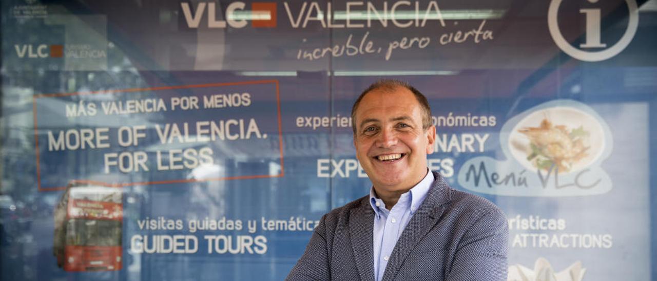 Antoni Bernabé, ante la Oficina de Información Turística de la Plaza del Ayuntamiento.