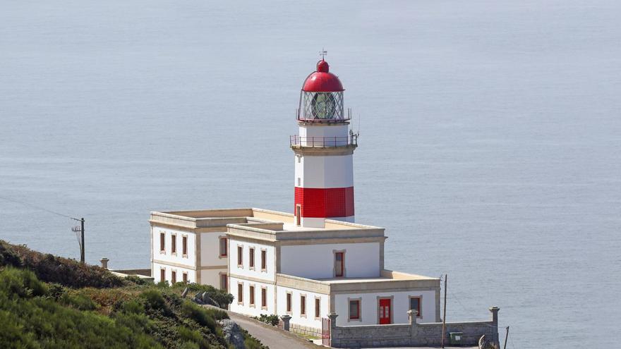 El  emblemático faro de Cabo Silleiro, que funcionará como hotel con encanto próximamente.
