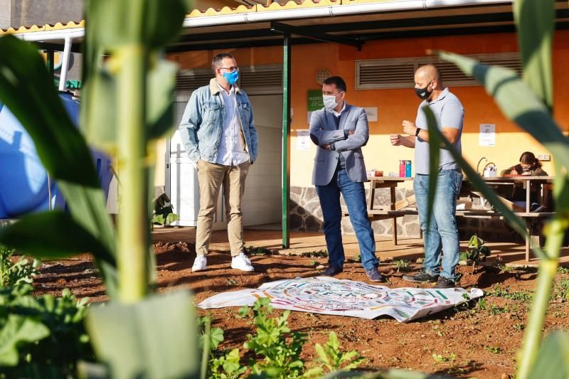 José Manuel Bermúdez visita el huerto urbano Faro