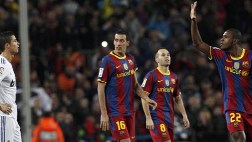 Abidal le muestra la &#039;manita&#039; a Cristiano Ronaldo.