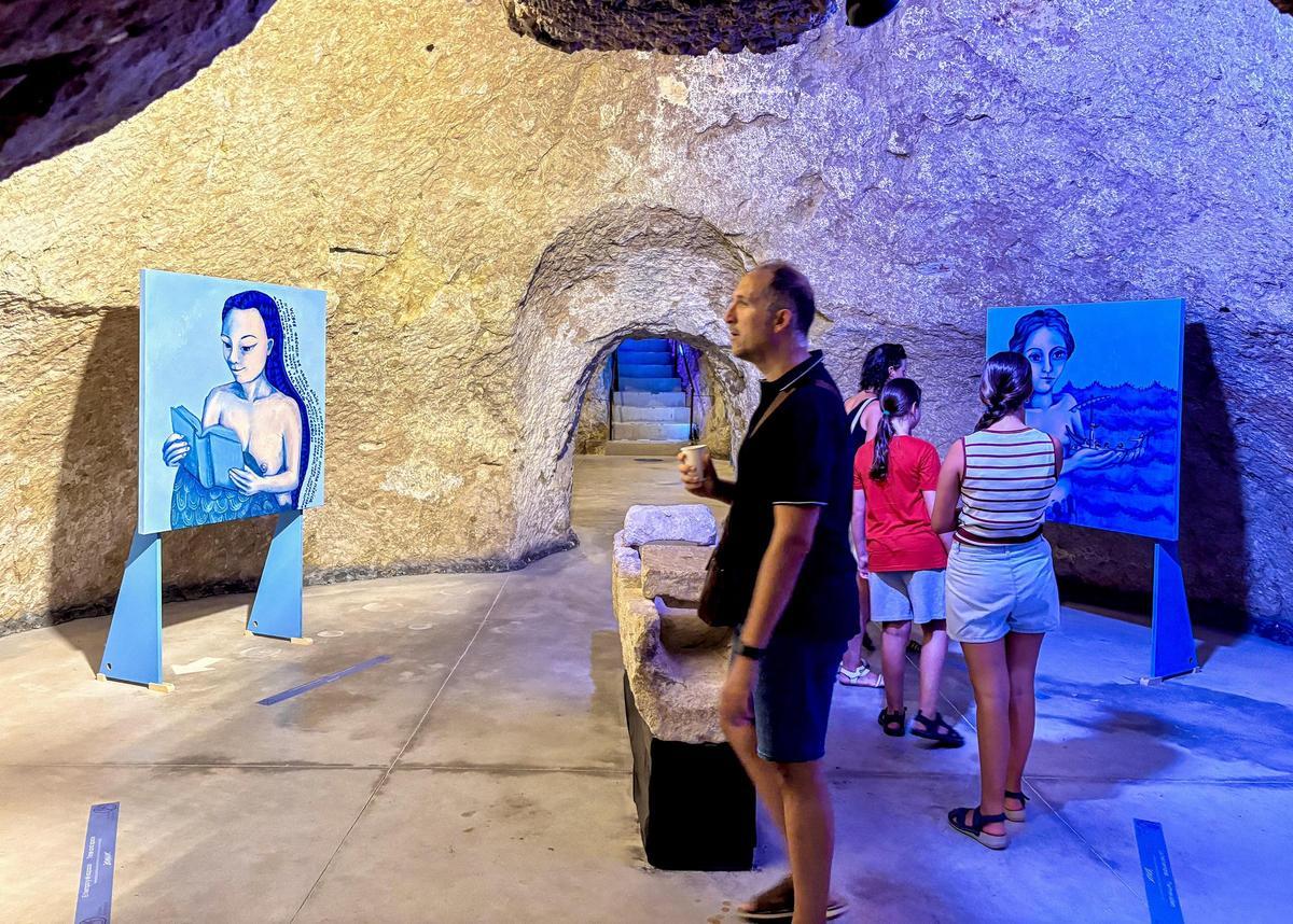 Una familia visita los Pozos de Garrigós, en Alicante.