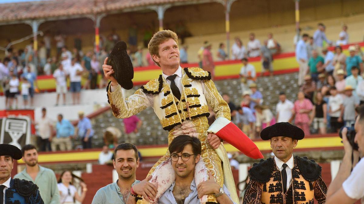 Borja Jiménez sale a hombros tras una gran faena.