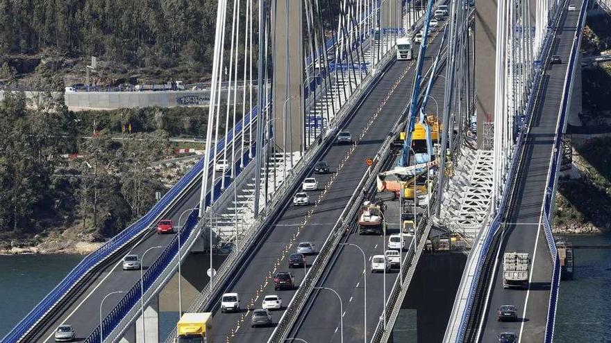 El puente de Rande sufre congestiones de tráfico a diario por las obras de asfaltado. // José Lores