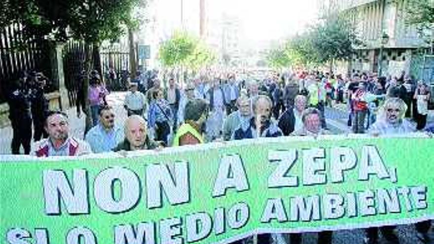 Los manifestantes, portando la pancarta en contra de la declaración de ZEPA en A Limia, se concentraron ante la sede del Parlamento de Galicia, y cortaron la calle del Hórreo. / xoán álvarez