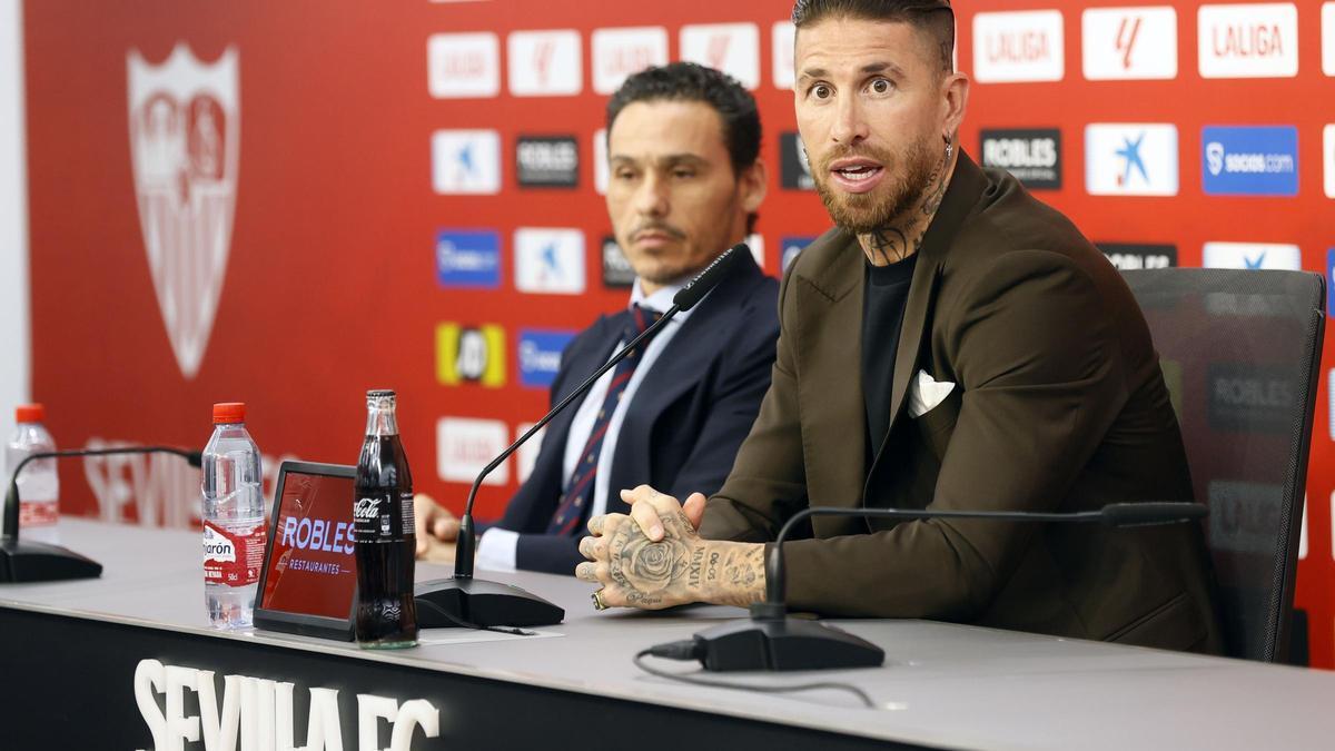 El presidente del Sevilla FC, José María del Nido Carrasco (i), junto al futbolista Sergio Ramos.