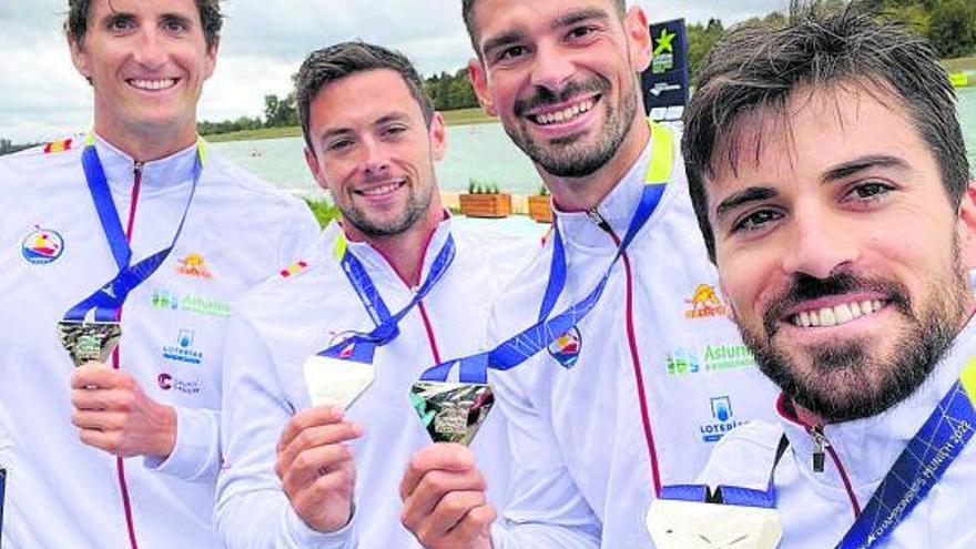 Iñigo Peña, Paco Cubelos, Roi Rodríguez y Pedro Vázquez, con la medalla. |  // FDV