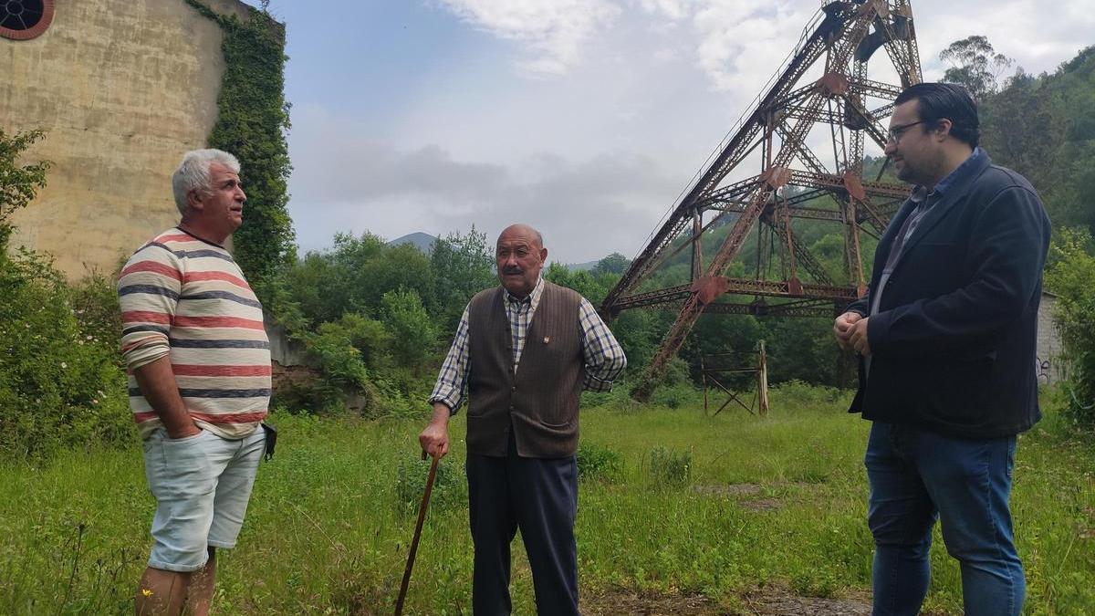 Lito García, a la izquierda, junto a José Ramón García, extrabajador del pozo, y   Adrian Vega, en Mina Llamas.