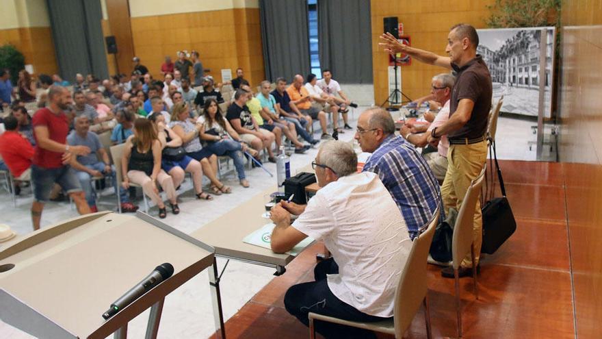 Un instante de la reunión de la plantilla de Limasa.