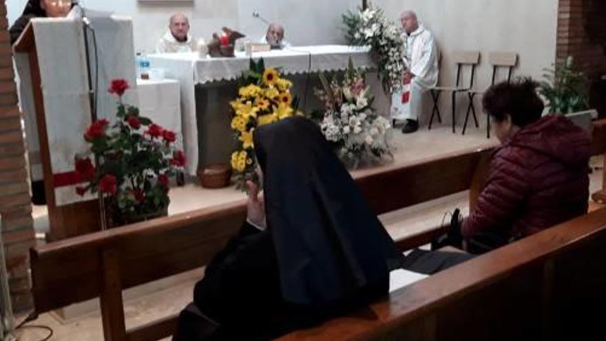 La germana Maria Massana es dirigeix a la gent que omplia l&#039;església.