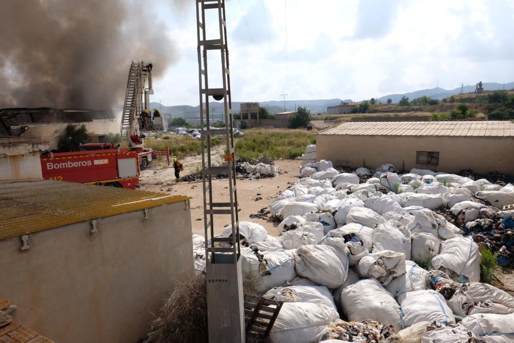 Arde una nave industrial en Aspe