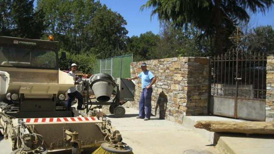 Operarios junto a una barredora adquirida en el verano 2011 por Villaferrueña.