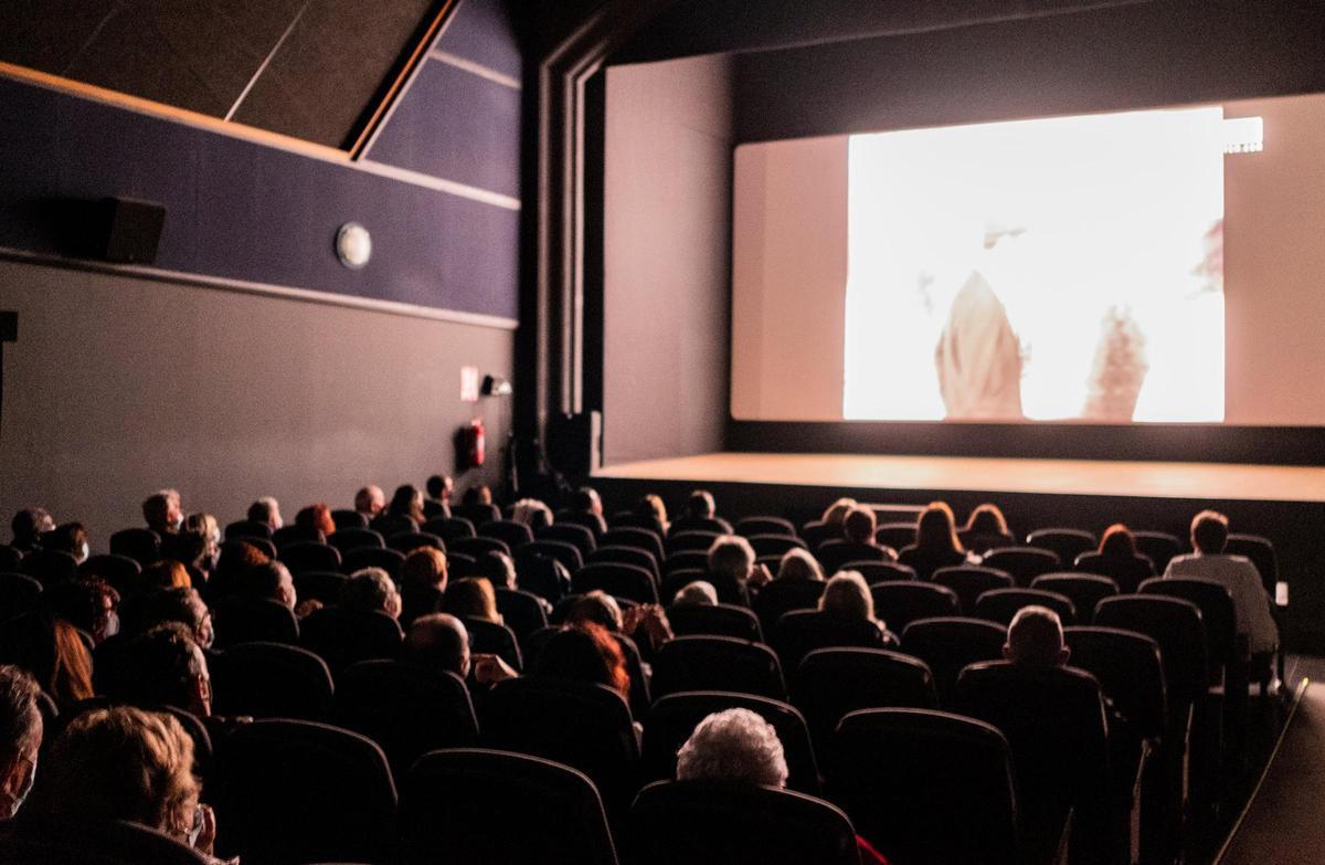 Públic seguint una pel·lícula al cinema Casino de Begur, programat per l'empresa de Toni Badimon