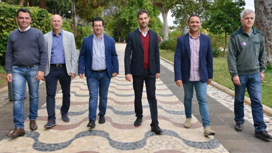 Frank Vega, Sebastián Guerra, Juan Jesús Facundo, José Eduardo Marrero, Gustavo Viera y Rafael Segura, en el parque municipal de Arucas.