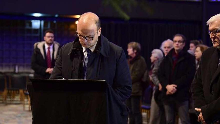 El ministro de Exteriores de Italia, Angelino Alfano, firma en el libro de condolencias ante su homólogo alemán, Frank-Walter Steinmeier. // Reuters