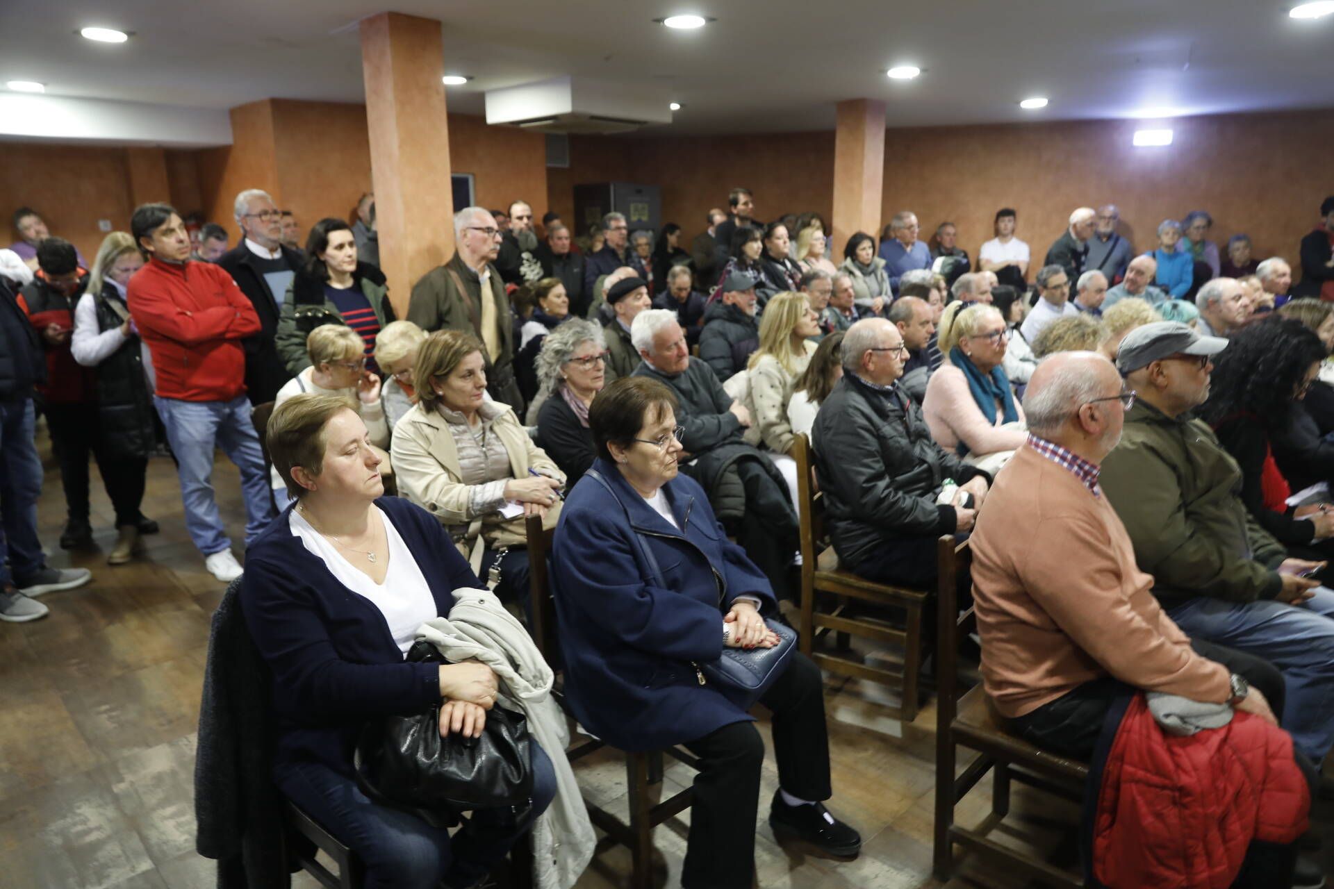 La multitudinaria asamblea vecinal por el vial de Jove, en imágenes