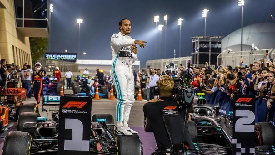 Hamilton se impone en Baréin tras una exhibición de Leclerc